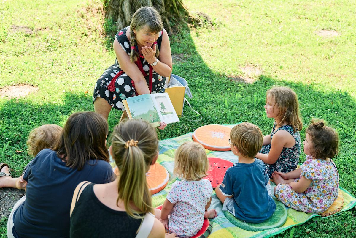 Vorlesestunde am Spielplatz Wiesenrain
